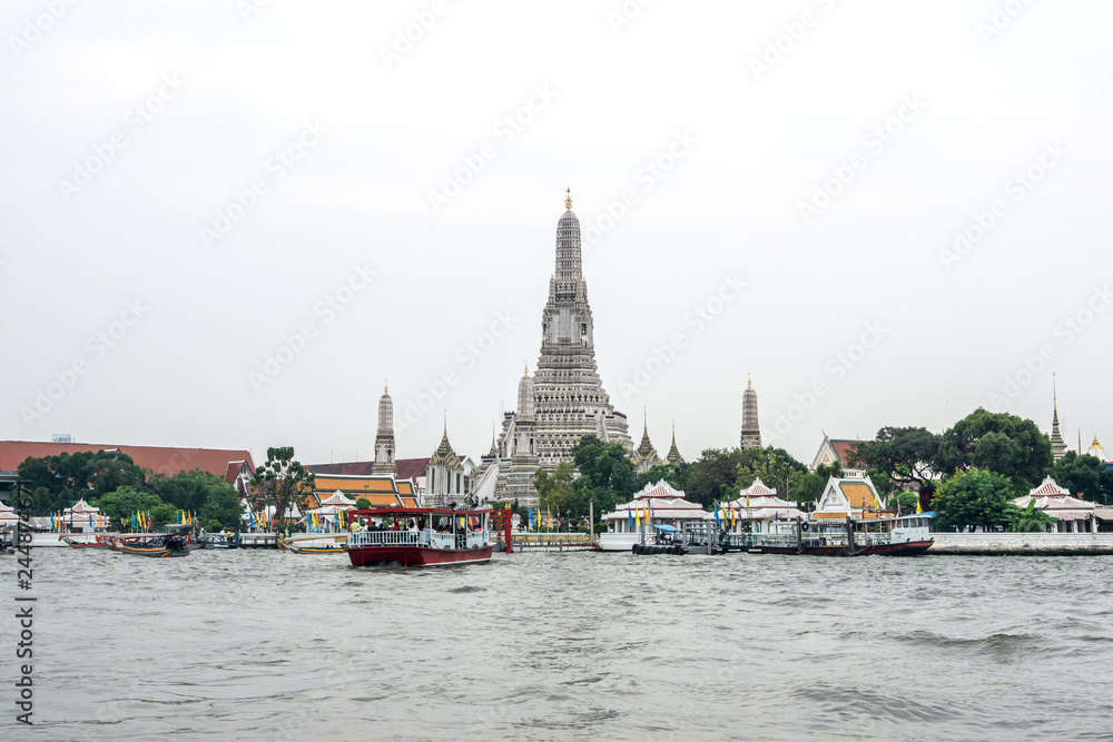 Naklejka premium Wat Arun and river