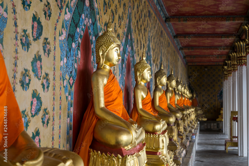 Wat Arun ordination hall buddhas