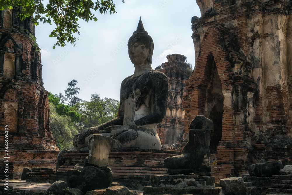 Fototapeta premium buddhist statues in Wat Mahathat