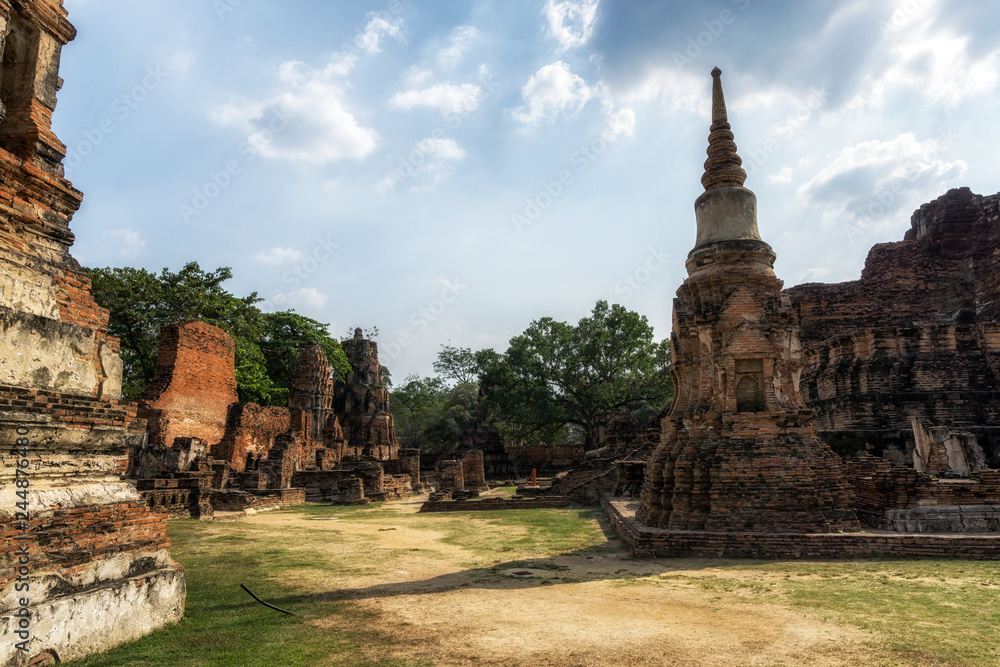 Obraz premium Wat Mahathat Prang and Chedi