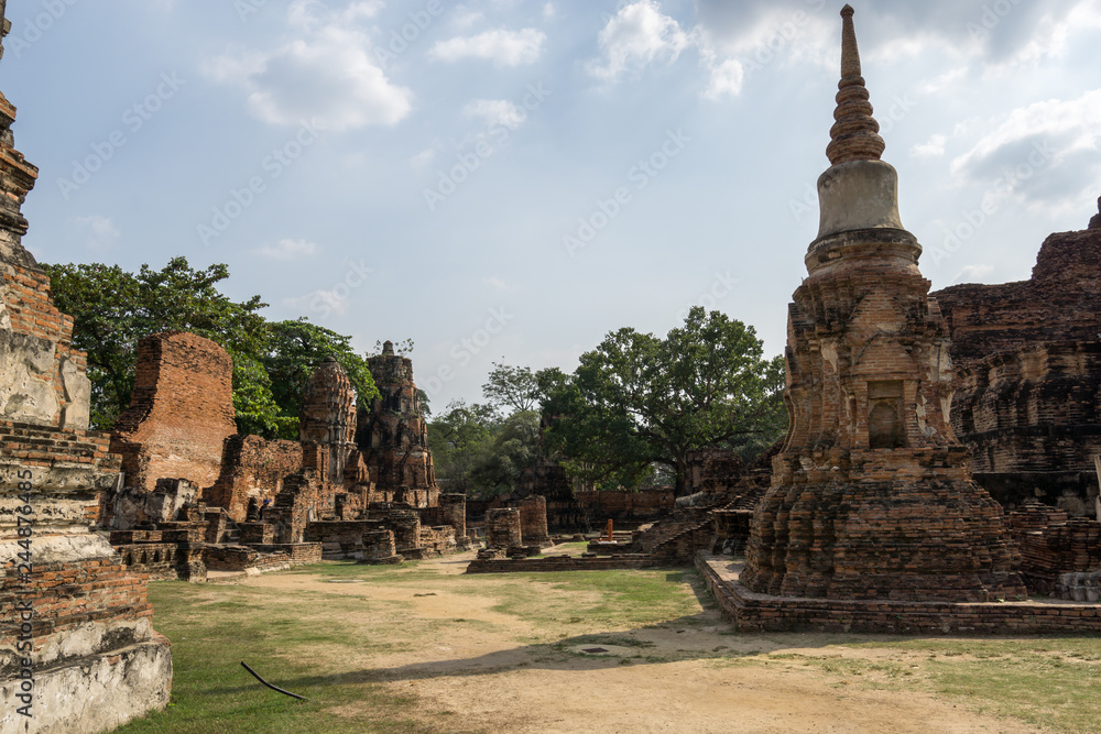 Obraz premium Wat Mahathat Prang and Chedi