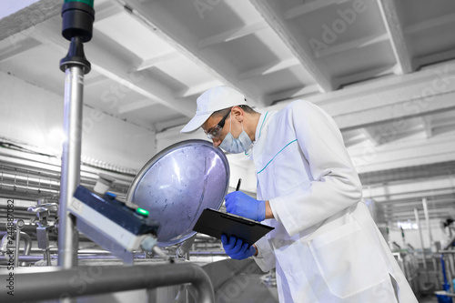 Fotografie technologist controls the production of dairy products At the plant