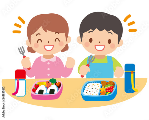 お弁当を食べる子供