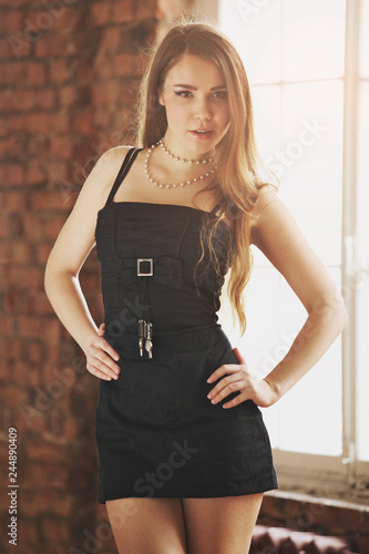Foto Brunette model girl posing for photo at the loft studio