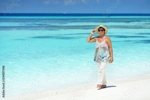 aktive, lebensfrohe Seniorin am Strand photo