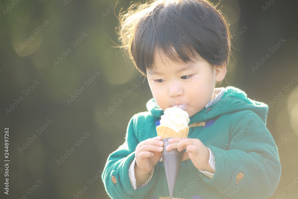 ソフトクリームを食べる男の子