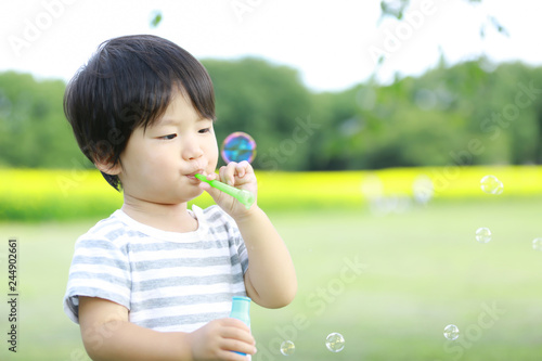 シャボン玉で遊ぶ男の子