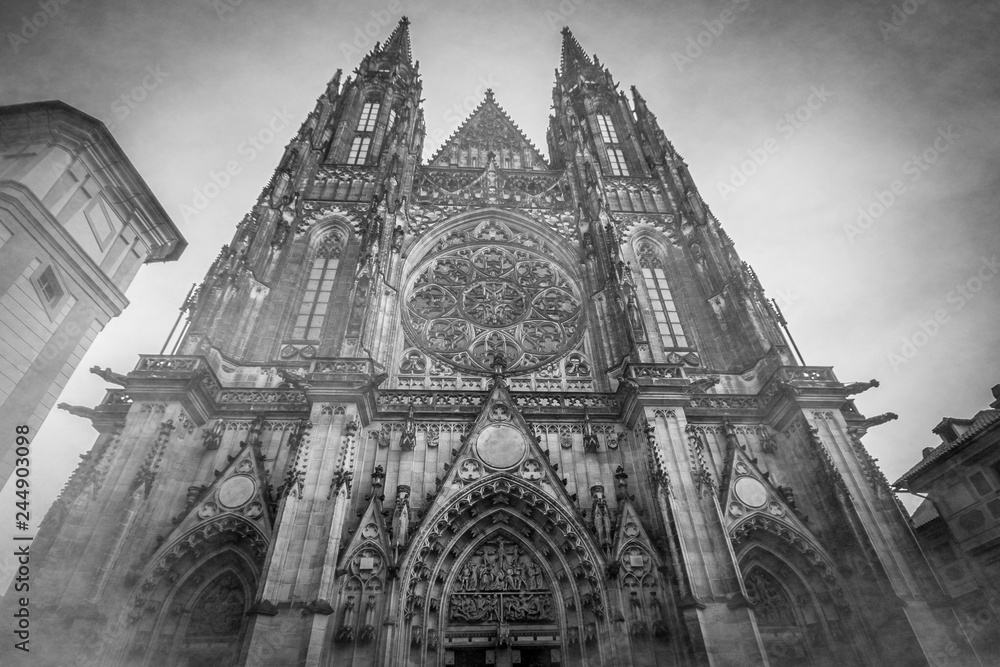 Cattedrale di San Vito in bianco e nero con la nebbia a Praga
