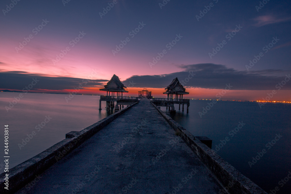 Obraz premium Background view Close-up of panoramic views (sea, bridge, twilight sky) is a natural beauty, the wallpaper of the morning sun. 
