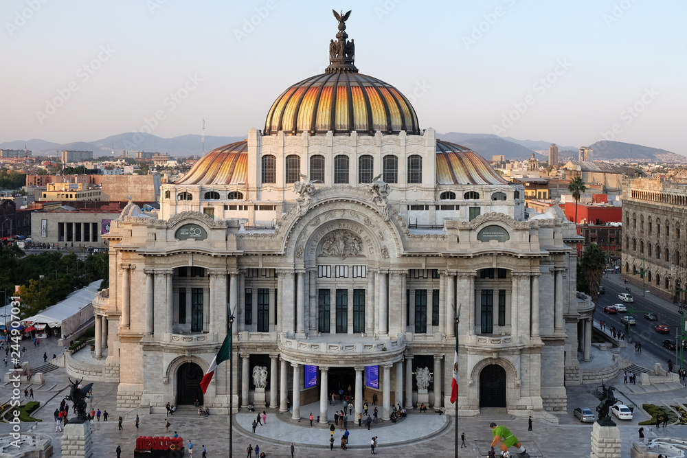 A beautiful cultural center in mexico city (Palacio de Bellas Artes)