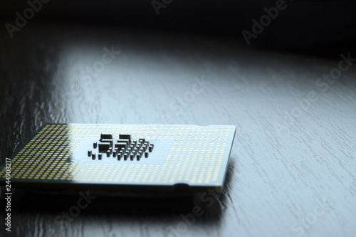 Foto processor chip lie on wooden table