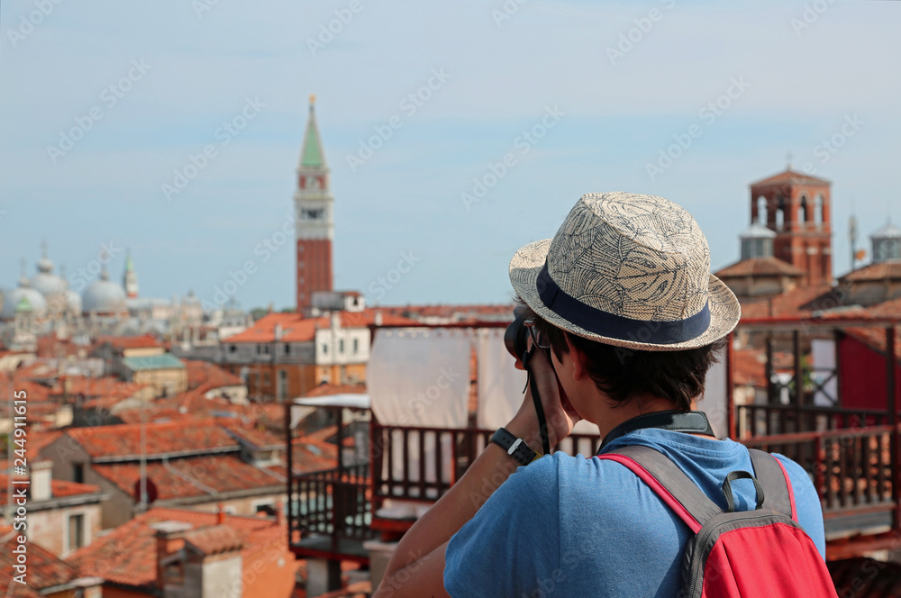 Obraz premium young boy photographs Venice