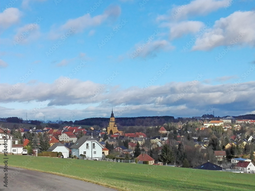Kleinstadt in Sachsen / Blick auf eine sächsische Kleinstadt Oederan in Deutschland, eine markante Kirche im Mittelpunkt der Häuser, sonniger Tag 