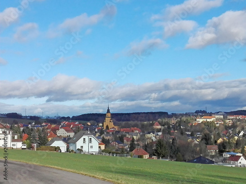 Kleinstadt in Sachsen / Blick auf eine sächsische Kleinstadt Oederan in Deutschland, eine markante Kirche im Mittelpunkt der Häuser, sonniger Tag 