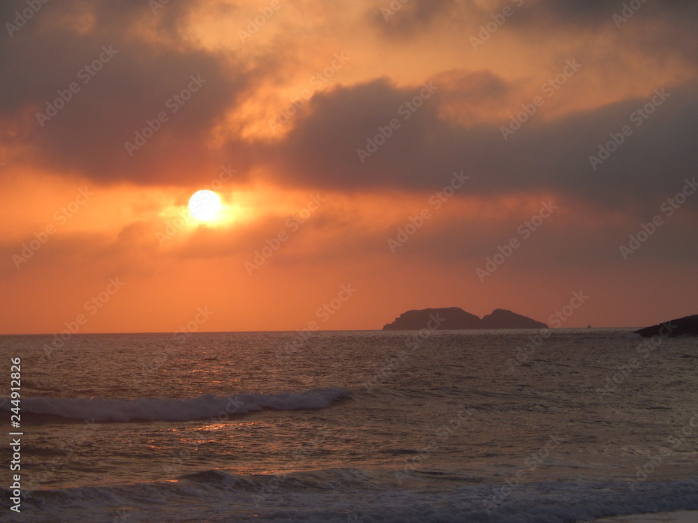 Fotos tiradas em Florianópolis, na Praia Brava ao Norte da Ilha, nascer do sol, junto da Ilha do Arvoredo ao fundo.