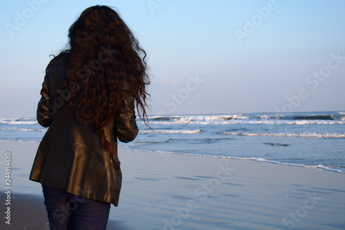 海を見つめる女性の淋しげな後ろ姿 Stock Photo Adobe Stock 海を見つめる女性の淋しげな後ろ姿 Stock Photo Adobe Stock