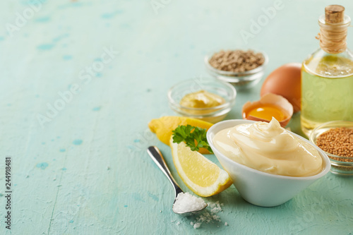 Cuadro en lienzo Bowl of delicious homemade mayonnaise