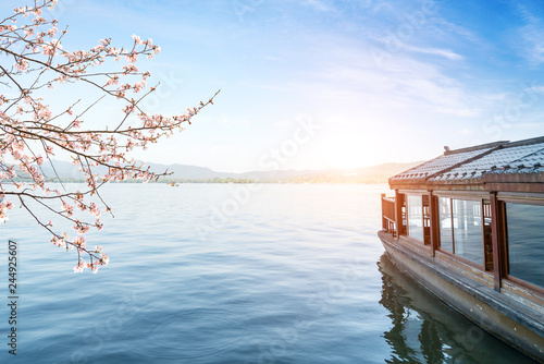 The sightseeing boat is on the lake，Beautiful landscape and landscape in West Lake, Hangzhou