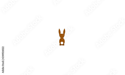 brauner Hase von hinten mit Schatten