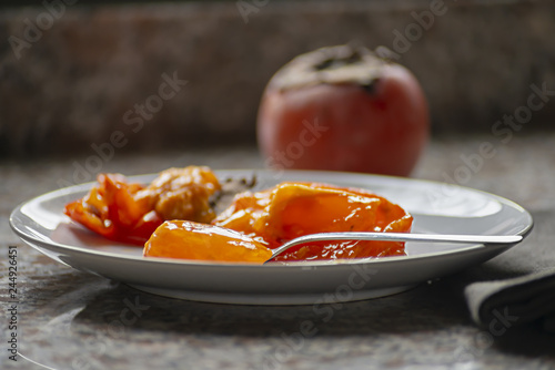 frutto kaki nel piatto mangiato quasi tutto dal basso fuoco avanti photo