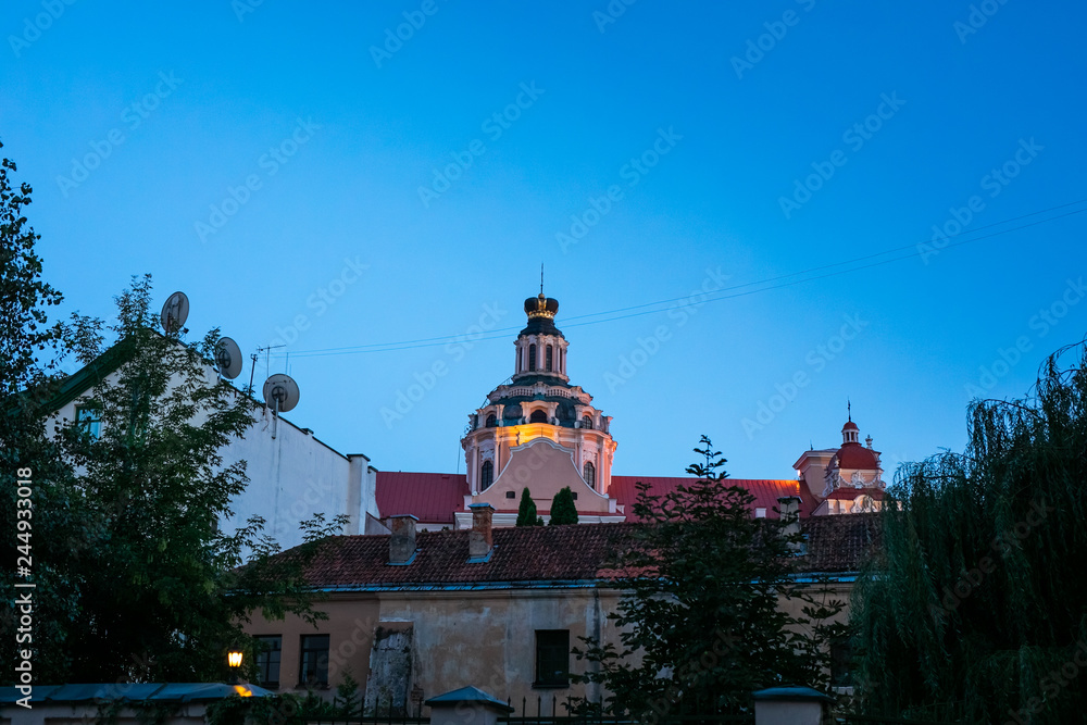 Obraz premium Church in Old Town at night of Vilnius, Lithuania
