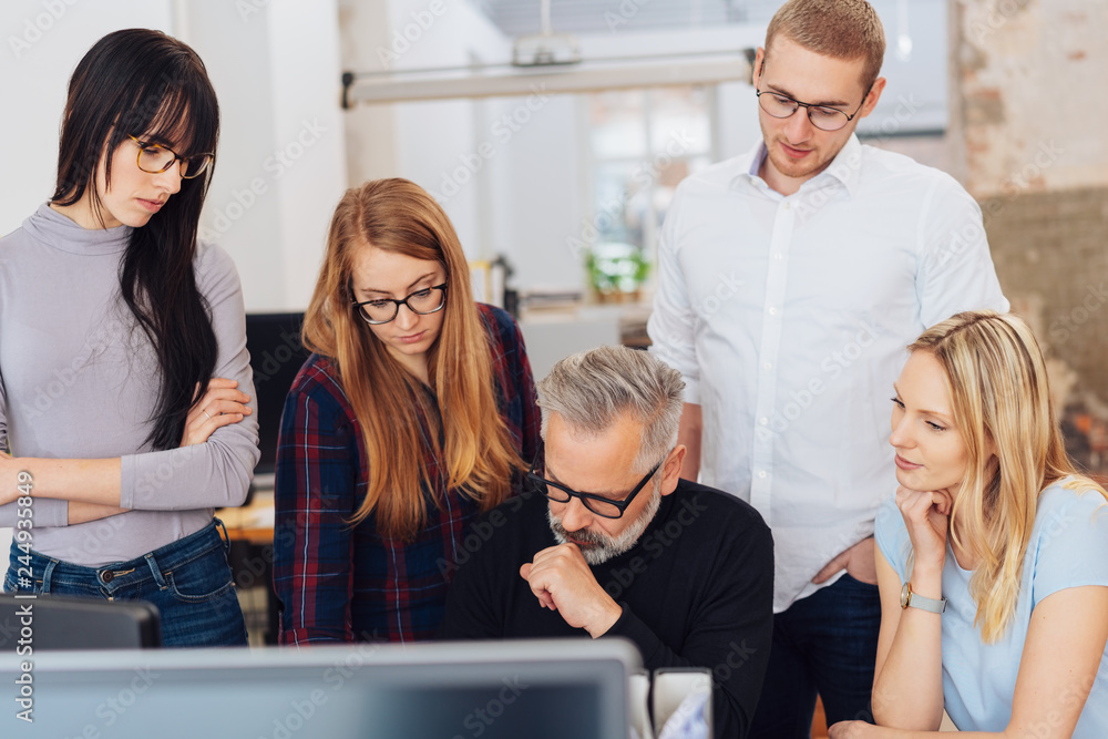 Obraz premium Dedicated business team pondering a problem