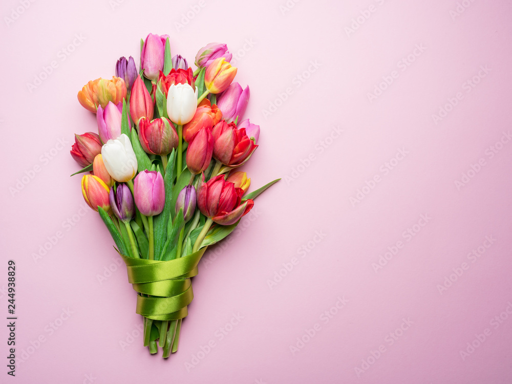 Fototapeta premium Kolorowy bukiet tulipanów na białym tle.
