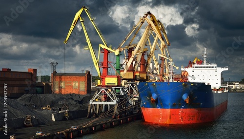 Foto Large bulker ship loading coal in Ventspils free port