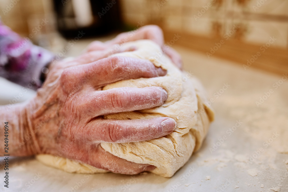 Hände einer Brot backenden Seniorin