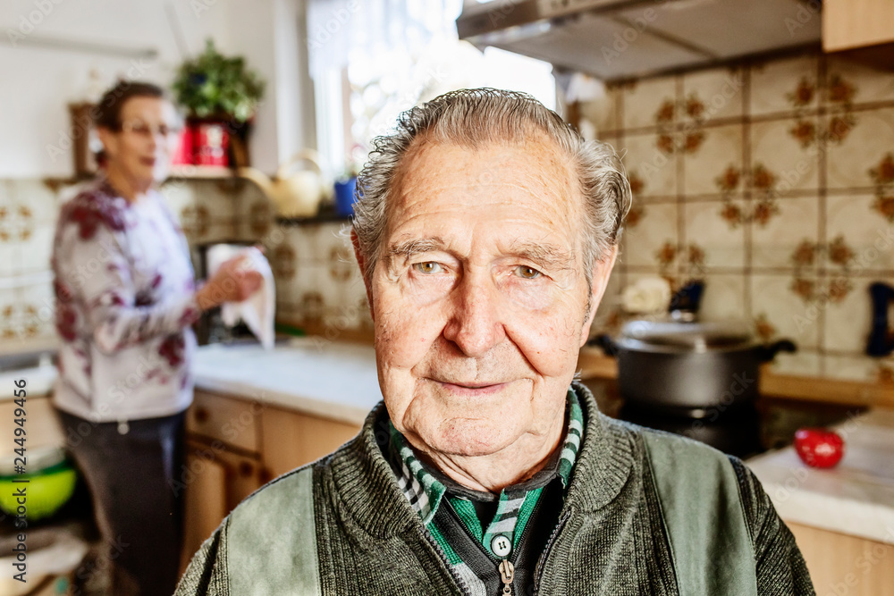 Senior in der Küche,Portrait, Frau kocht Senior in der Küche,Portrait, Frau kocht