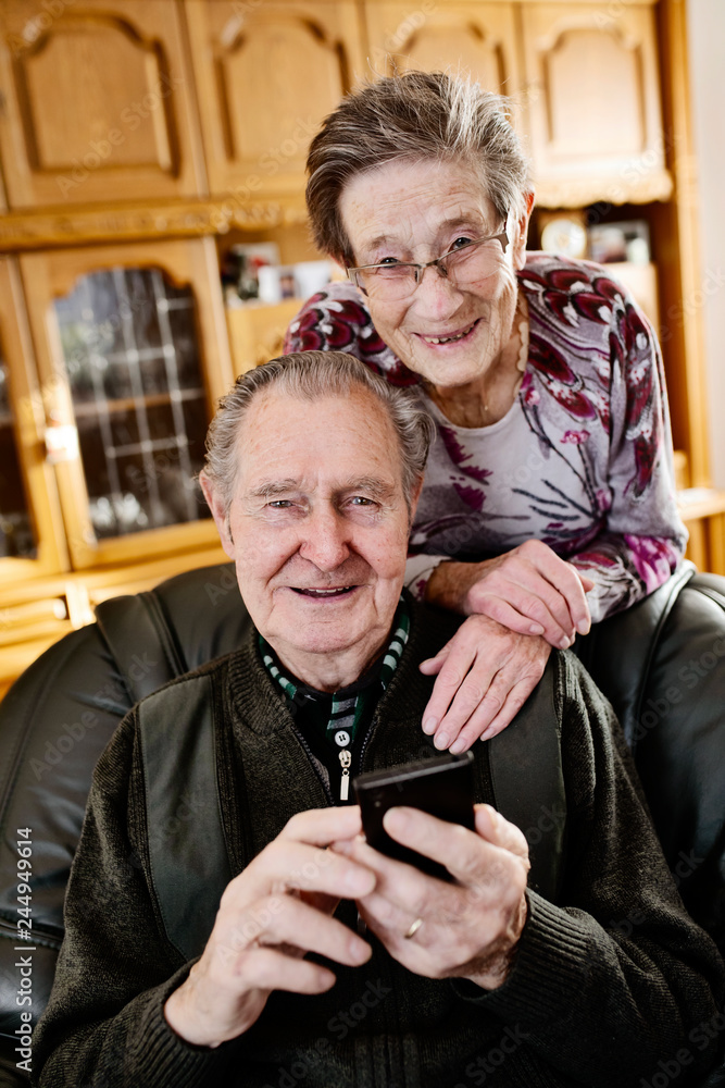 Senior, Seniorin, Seniorenpaar surft gemeinsam auf einem Smarphone im Internet Senior, Seniorin, Seniorenpaar surft gemeinsam auf einem Smarphone im Internet
