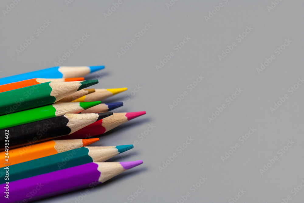 Naklejka premium Colorful pencils arrangement on grey background close up