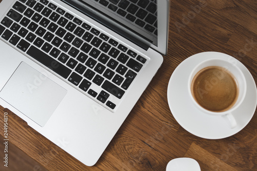 Arbeitsplatz Homeoffice Laptop Notebook Mac auf Tisch mit Tasse Kaffee  flatlay Business
