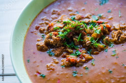 Rindfleischeintopf  mit Fleischstücken in roter Tomaten sauce photo