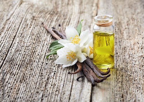 Fototapeta Naklejka Na Ścianę i Meble -  Jasmine and vanilla oil