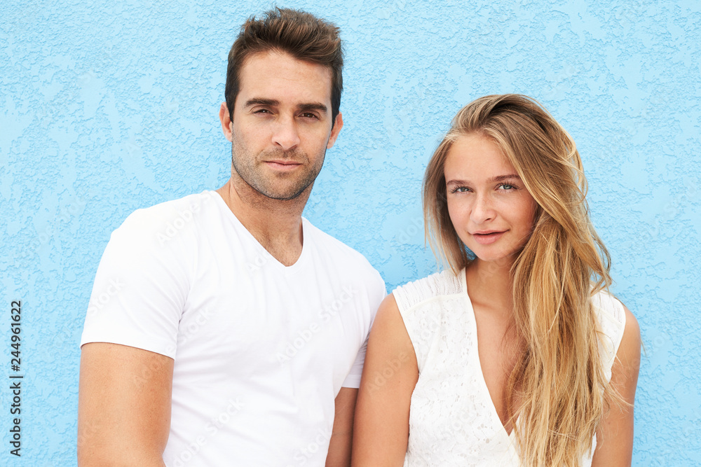 Obraz premium Good looking couple in white against blue background