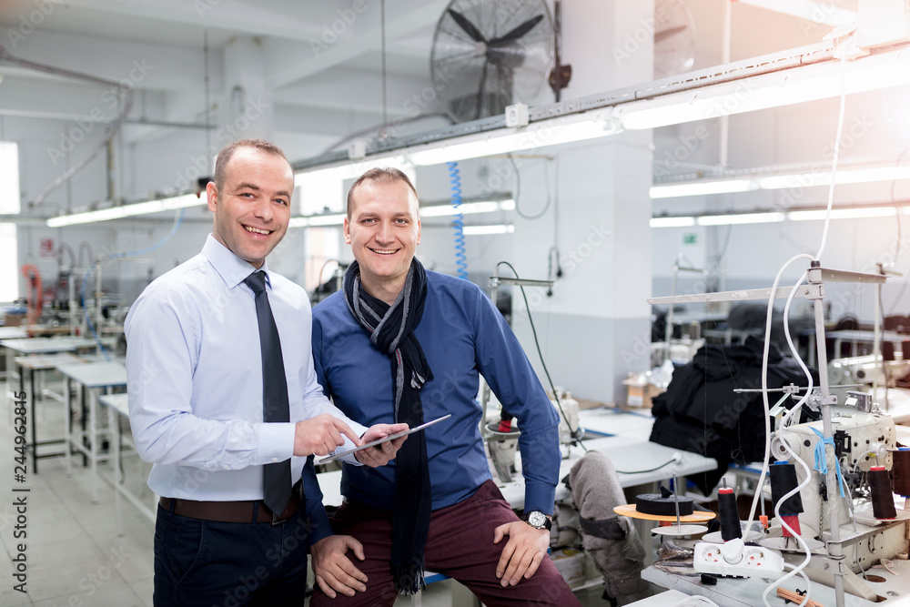 Obraz premium Bank manger and factory owner posing in factory.