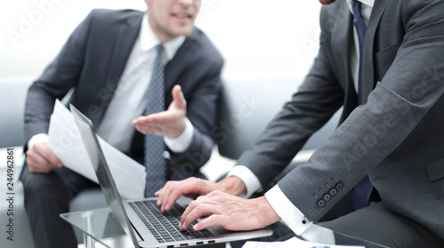 Fotografija close up. business partners discussing the terms of the contract