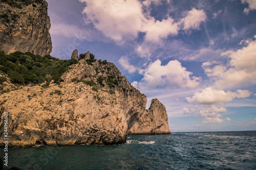 Bei einer Umrundung der Insel Capri mit einem Boot er  ffnen sich die sch  nsten Perspektiven auf die Insel. Die bekanntesten Attraktionen der Insel sind die Grotten und die Felsenformationen.