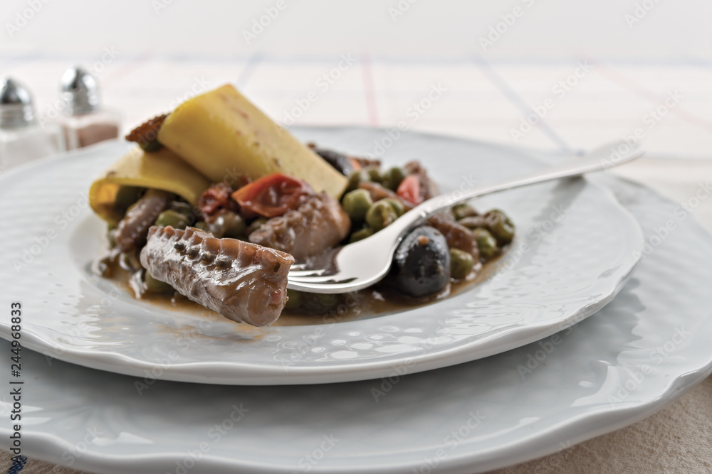 Foto de moscardino al pomodoro con piselli con pasta e olive nere do