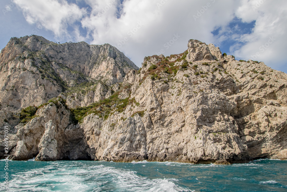 Bei einer Umrundung der Insel Capri mit einem Boot eröffnen sich die schönsten Perspektiven auf die Insel. Die bekanntesten Attraktionen der Insel sind die Grotten und die Felsenformationen. Bei einer Umrundung der Insel Capri mit einem Boot eröffnen sich die schönsten Perspektiven auf die Insel. Die bekanntesten Attraktionen der Insel sind die Grotten und die Felsenformationen.