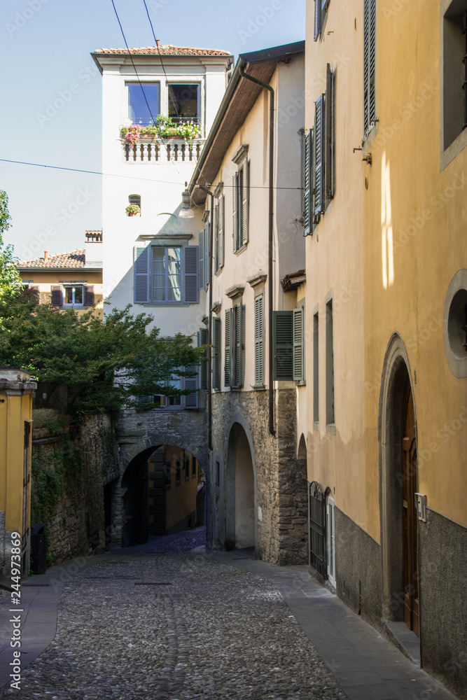 Calle sin transitar en Bérgamo, Italia