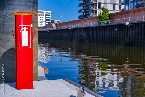roter Feuerlöscher am Hafen Hafenbecken moderne Architektur photo