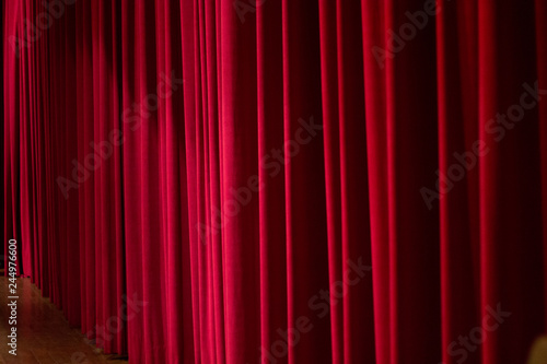 cortina vermelha diagonal photo