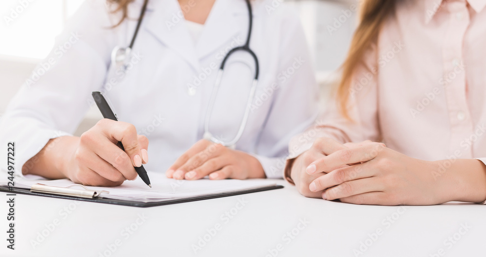 Nutritionist explaining personalized diet plan to patient Nutritionist explaining personalized diet plan to patient