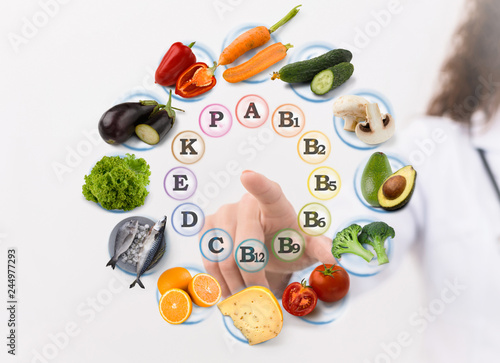 Tableau sur toile Hand of nutritionist pointing virtual screen with food icons