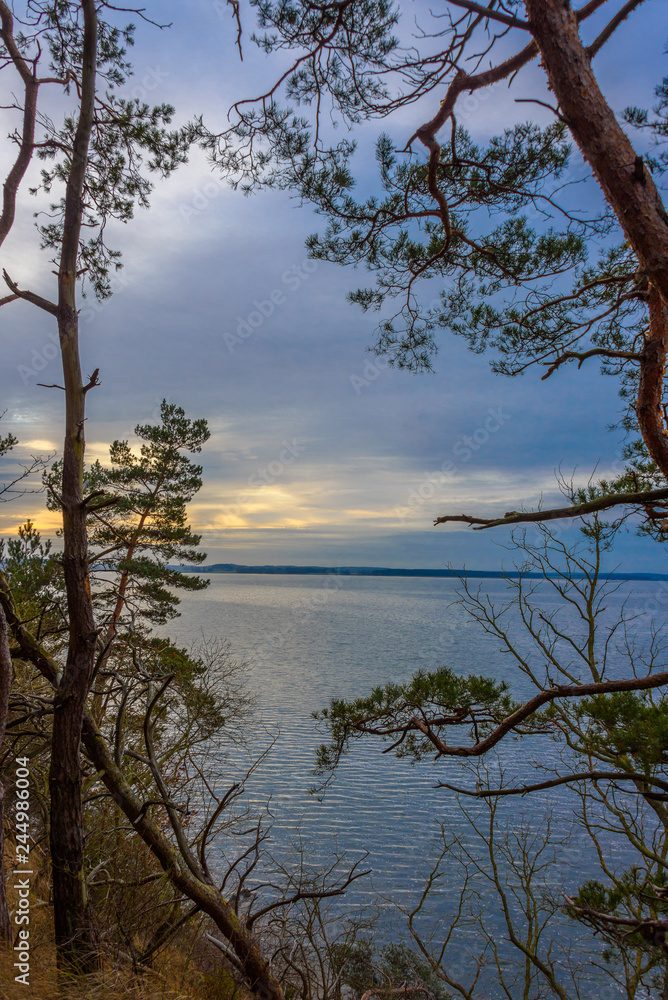 Blick auf das Achterwasser von der Halb Insel Gnitz auf Usedom zur blauen Stunde