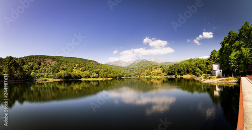 Fototapeta Naklejka Na Ścianę i Meble -  beautiful panoramic view of a lake surrounded by green mountains