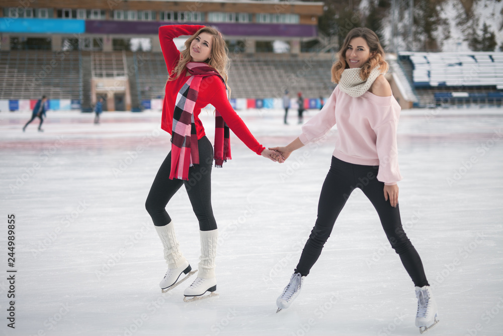 Φωτογραφία women ice skating outdoor at ice rink