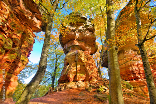 Altschlossfelsen im Dahner Felsenland im Herbst - Altschlossfelsen rock in Dahn Rockland, Germany